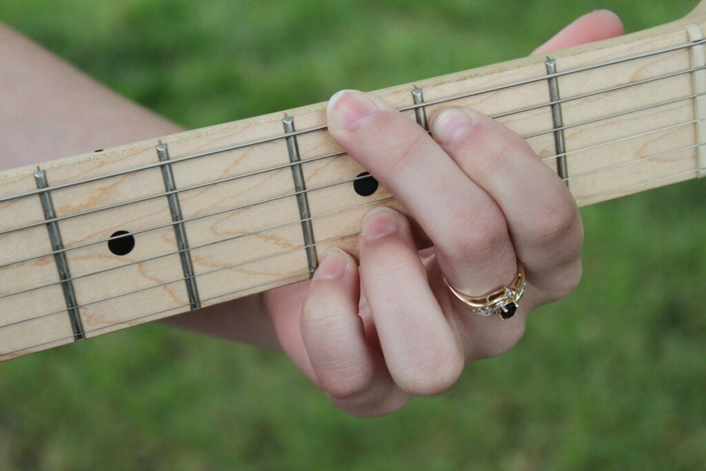 指輪をはめてギターコードを押さえる手