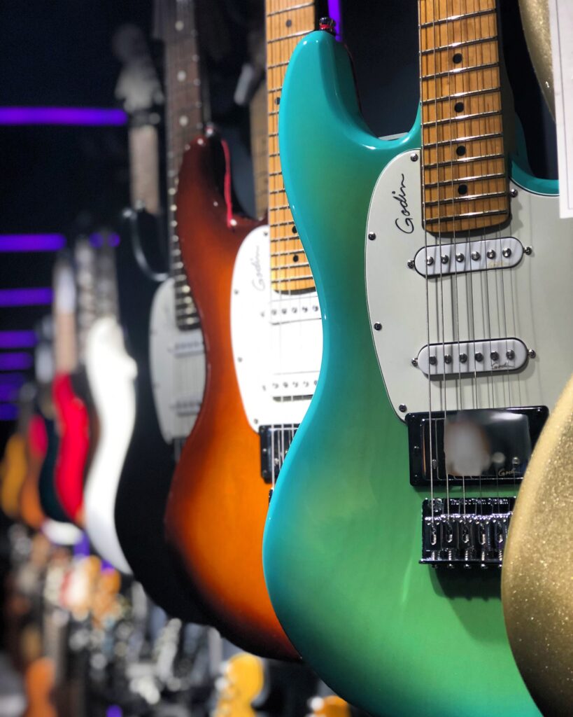 壁に掛けられているたくさんのギター