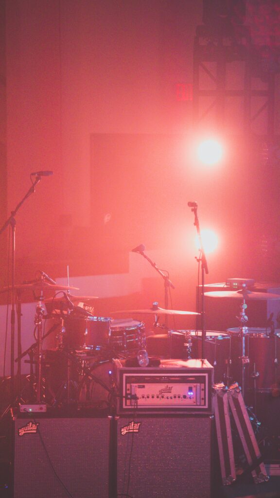 ステージ上に置いてあるドラムとアンプとマイク