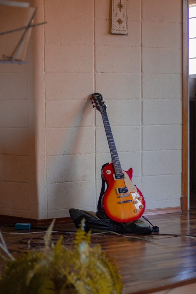 壁に立てかけてあるエレキギター