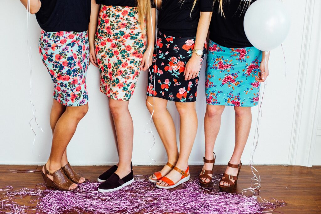 花柄のスカートをはいている女性4人