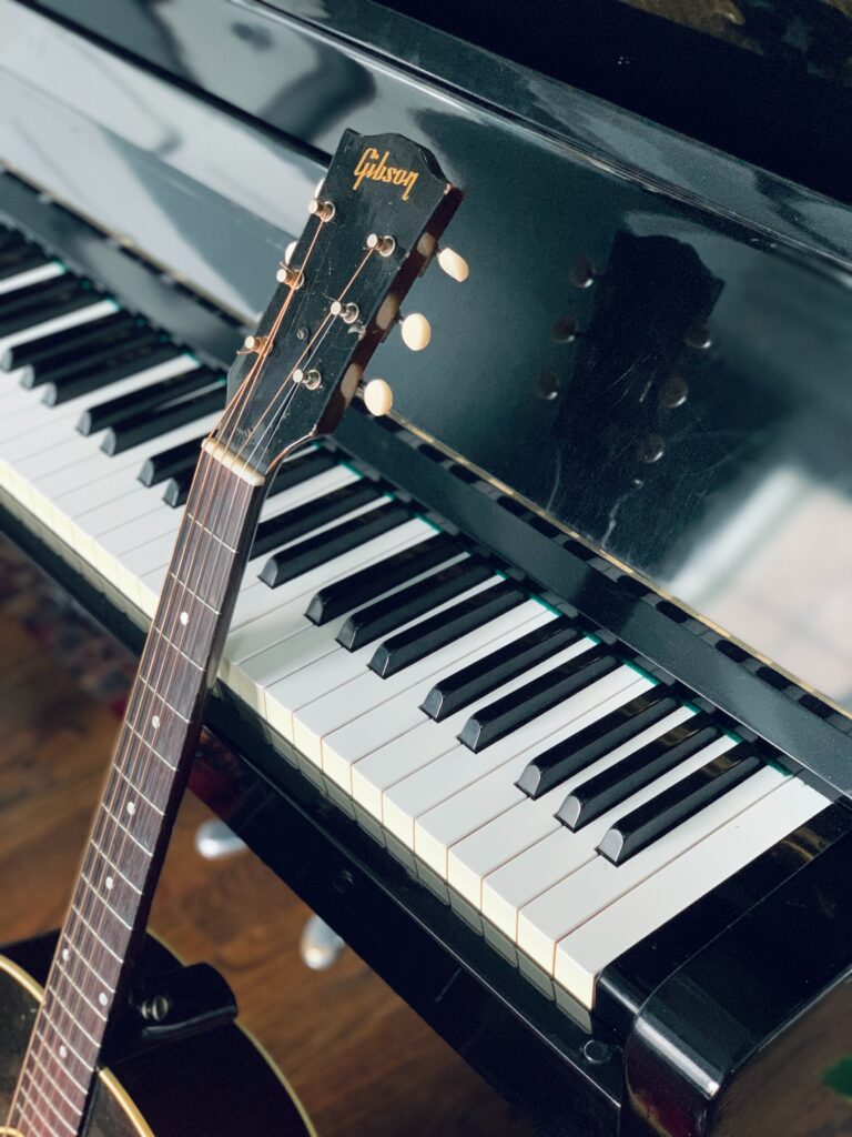ピアノとその前に置いたギター