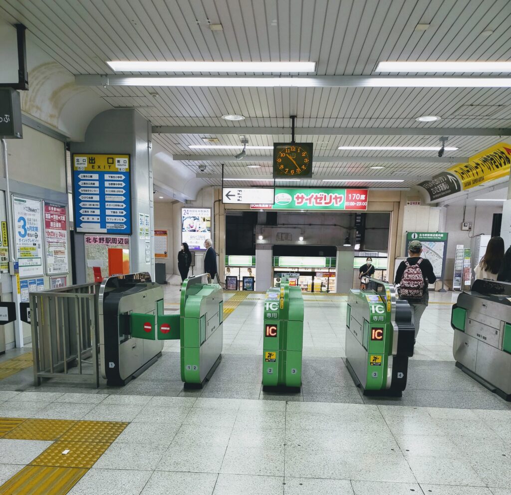 北与野駅の改札。