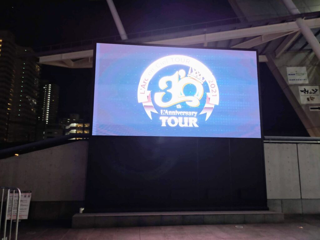 30th L’Anniversary TOURのロゴが映ったモニター。