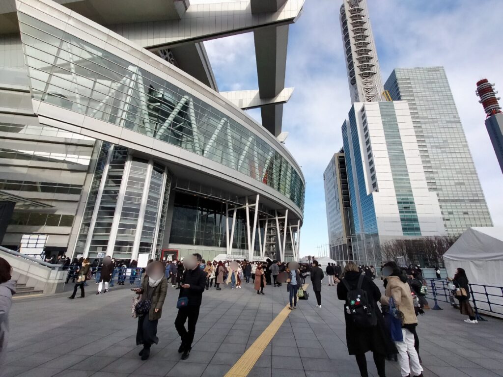 さいたまスーパーアリーナの前にいるたくさんの人々。