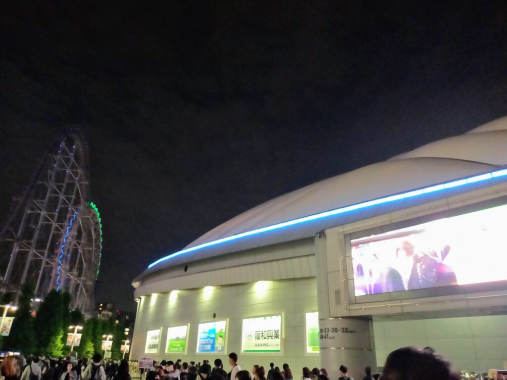 ライトアップされた夜の東京ドームと観覧車。
