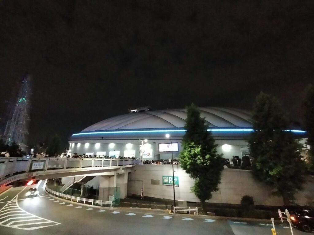 ライトアップされた夜の東京ドーム。