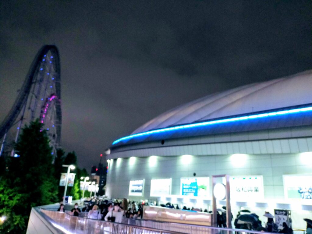 ライトアップされた夜の東京ドームと観覧車。