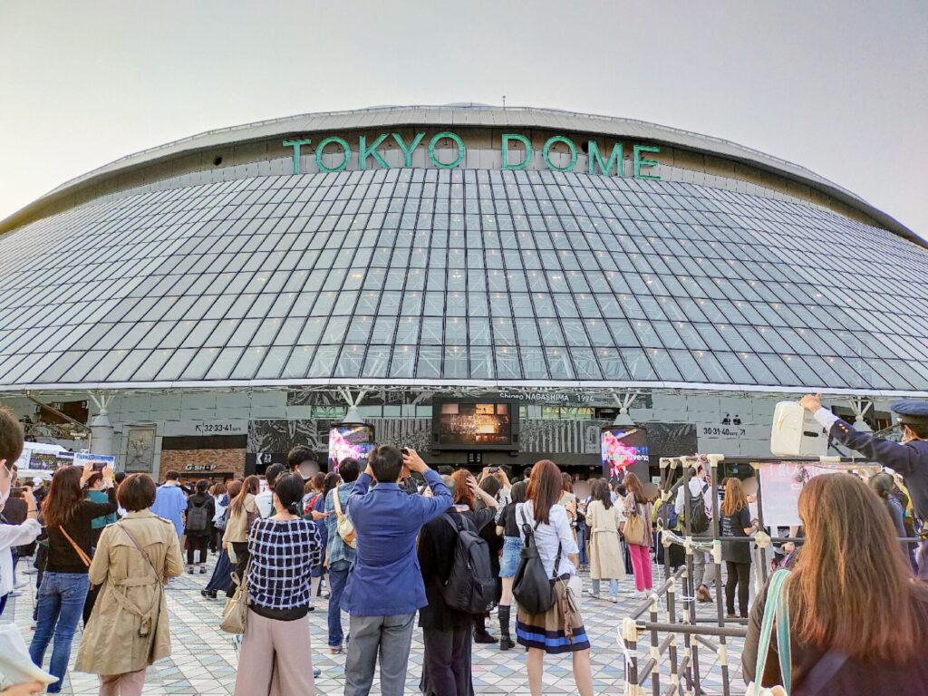 東京ドームの前にいる大勢の観客。