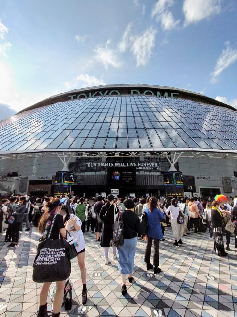 東京ドームの前にいる大勢の観客。